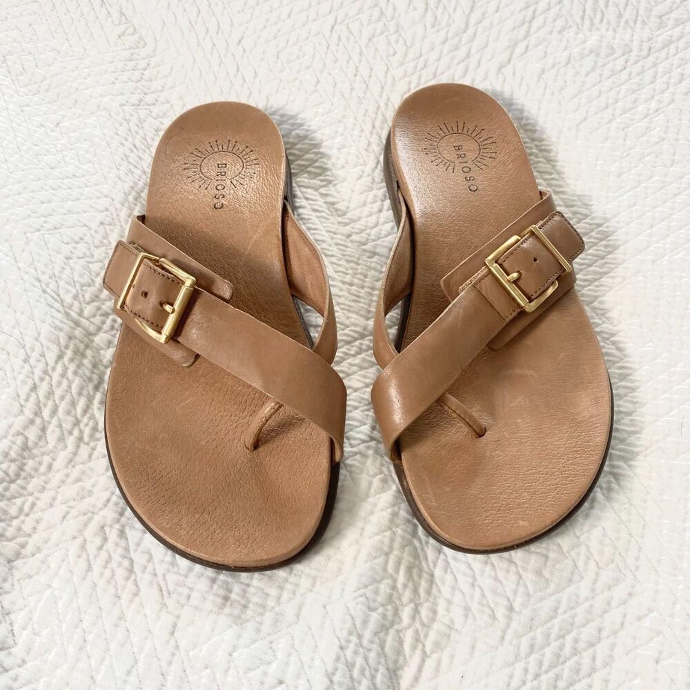 Brioso Camdenn Tan Brown leather buckle hardware detail toe loop sandals US 8.5